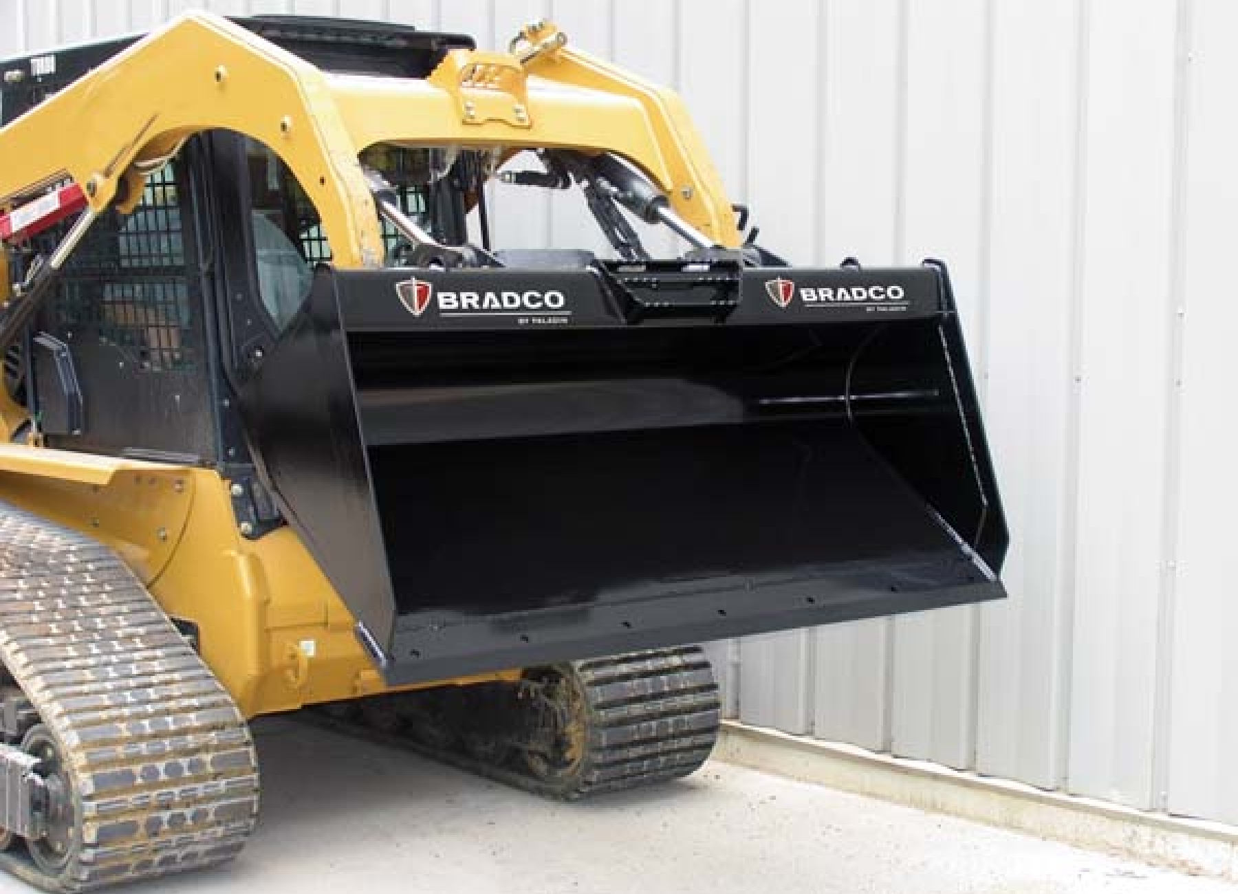 Low-Profile Dirt Bucket | Paladin Attachments